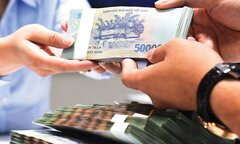 Hình ảnh người rút tiền từ máy ATM