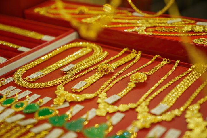 Hình ảnh vàng miếng SJC và vàng nhẫn phản ánh thị trường trong nước ngày 9 tháng 12