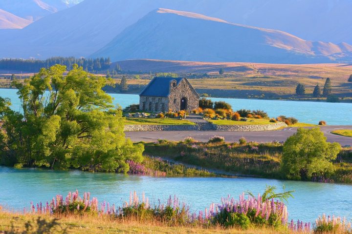 Hồ Tekapo New Zealand với khung cảnh núi non hùng vĩ, điểm đến không thể bỏ qua trong tour du lịch New Zealand