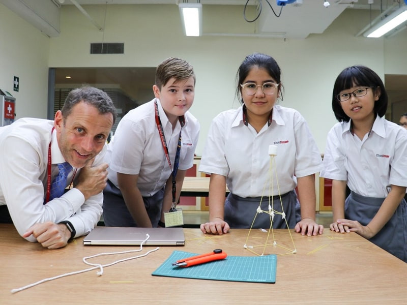 Học sinh Singapore tham gia hoạt động thực hành, minh họa hệ thống giáo dục tiếp cận thực tiễn