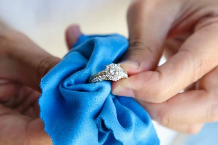 Hướng dẫn vệ sinh trang sức vàng trắng và bạch kim tại nhà