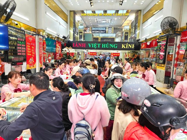 Khách hàng đông đảo mua vàng tại cửa hàng Kim Khánh Việt Hùng trên đường Âu Cơ, thể hiện sức hút của thị trường vàng ngày Vía Thần Tài.