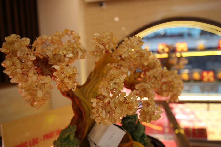 Khách hàng lựa chọn các sản phẩm vàng Thần Tài tại cửa hàng Tiến Ngọc Từ Sơn