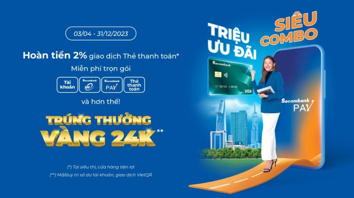 Khách hàng Sacombank vui mừng nhận vàng SJC từ chương trình ưu đãi, thể hiện giá vàng SJC Sacombank qua quà tặng