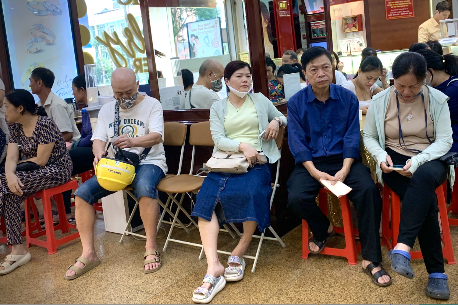 Khách hàng xếp hàng mua vàng