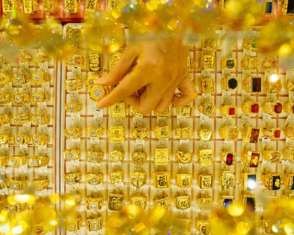 Khối vàng miếng biểu tượng cho giá vàng toàn cầu, phản ánh xu hướng tăng trưởng và là kênh trú ẩn an toàn.