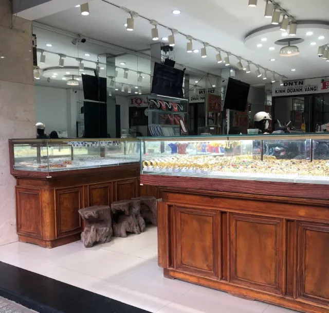 Khung cảnh mua sắm tại tiệm vàng Phúc Lợi Đức Trọng, địa chỉ lâu đời