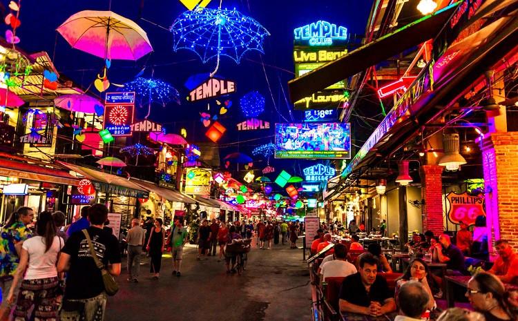 Khung cảnh sầm uất tại chợ đêm Angkor Night Market, Siem Reap, gợi ý nơi chi tiêu và mua sắm