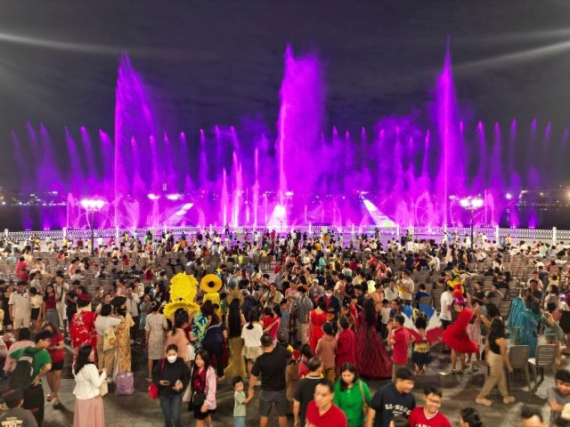 Khung cảnh sôi động của thị trường vàng, phản ánh biến động của giá vàng Văn Phúc Đại Từ và sự quan tâm của nhà đầu tư.