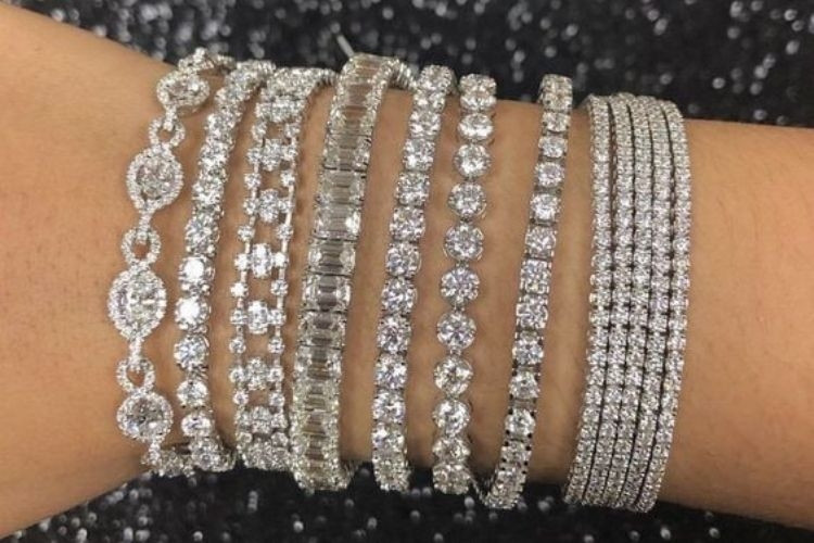 Lắc tay vàng trắng tinh tế và vòng tay vàng trắng hiện đại