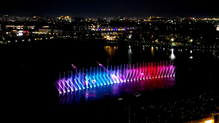 Màn trình diễn ánh sáng rực rỡ, tượng trưng cho sự phức tạp và đa dạng của thị trường vàng, nơi giá vàng Văn Phúc Đại Từ chịu ảnh hưởng từ nhiều yếu tố.