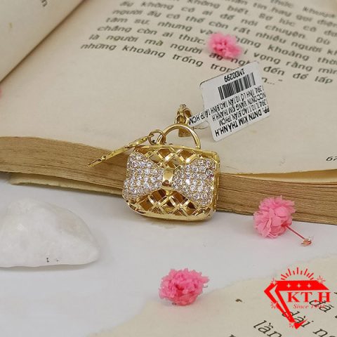 Mặt dây chuyền vàng 610 đính đá quý, biểu tượng cho giá trị trang sức Kim Thành H