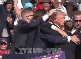 Mật vụ bảo vệ Donald Trump sau vụ ám sát, minh chứng sự kiên cường của cựu tổng thống mỹ