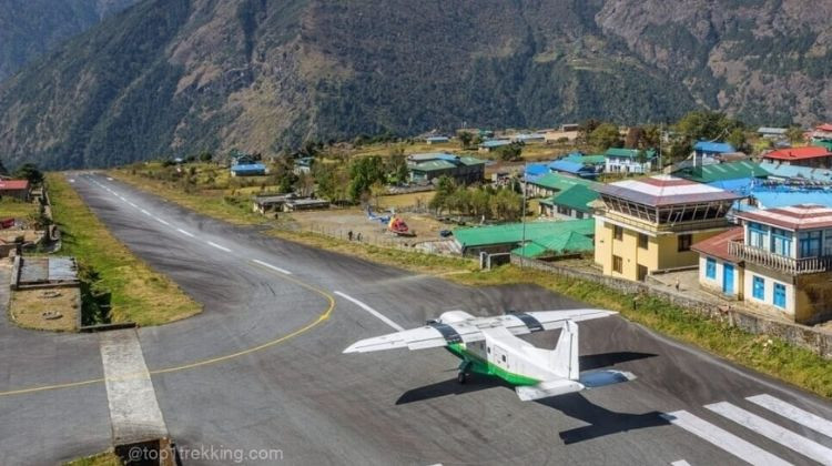 Máy bay cánh quạt đang hạ cánh tại sân bay Lukla nguy hiểm nhất thế giới ở Nepal