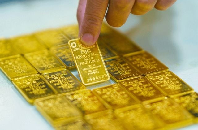 Minh họa khái niệm giá vàng bán ra mua vào, với hình ảnh những thỏi vàng và đồng tiền vàng biểu tượng cho giao dịch mua bán.