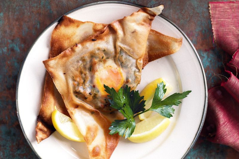 Món bánh Brik truyền thống của Tunisia, một món ăn đặc trưng của ẩm thực Bắc Phi