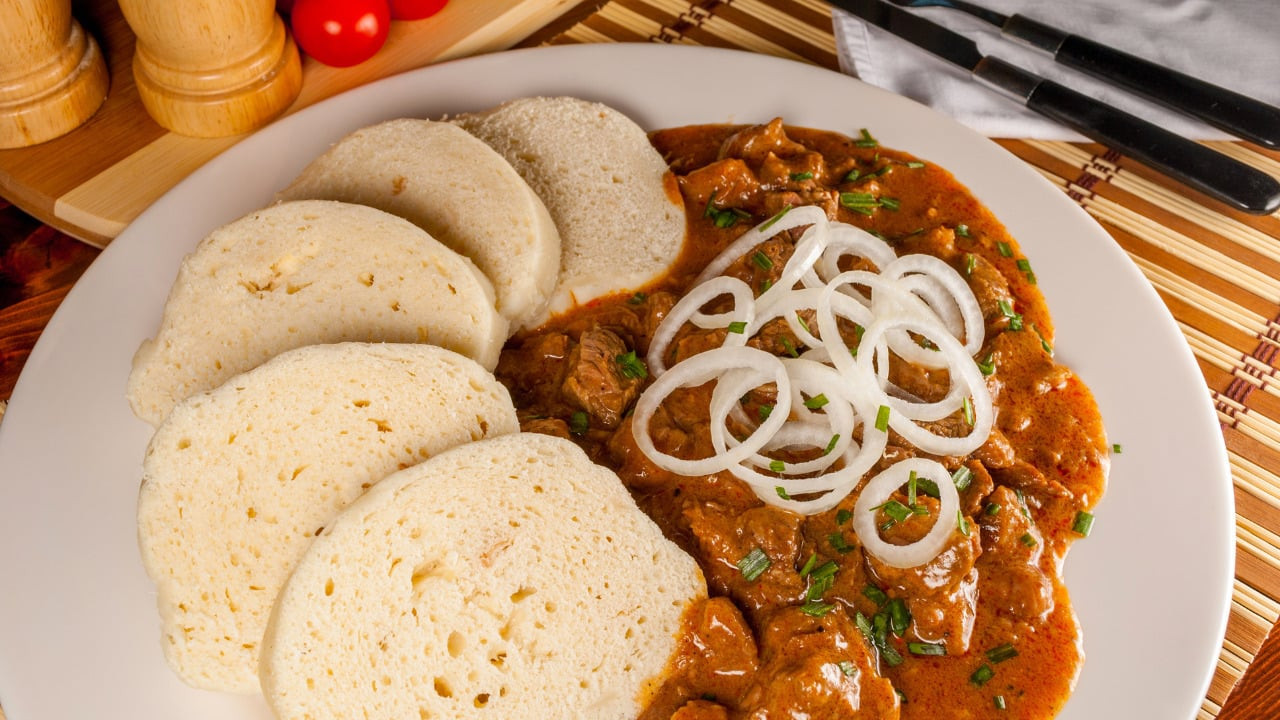 Món Goulash hấp dẫn, một phần quan trọng của ẩm thực Trung Âu và các quốc gia từng là Tiệp Khắc