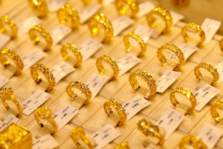 Một thỏi vàng ròng trên tay, tượng trưng cho giá trị và sự biến động của thị trường vàng