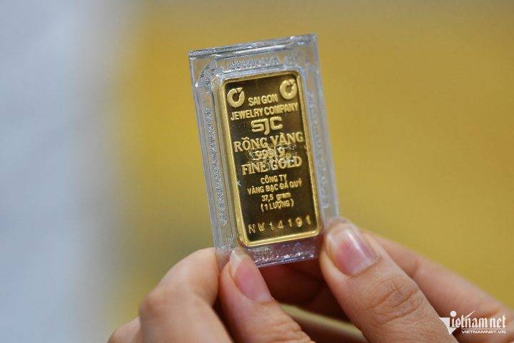 Người dân và chuyên gia theo dõi sát sao **giá vàng ngày 14/10/2024** và dự báo xu hướng thị trường