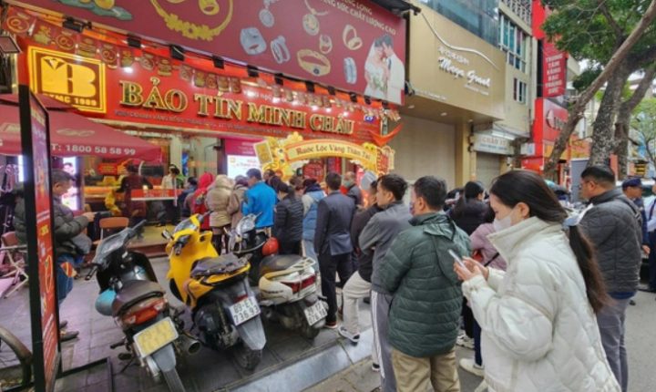 Người dân xếp hàng mua vàng SJC tại Hà Nội