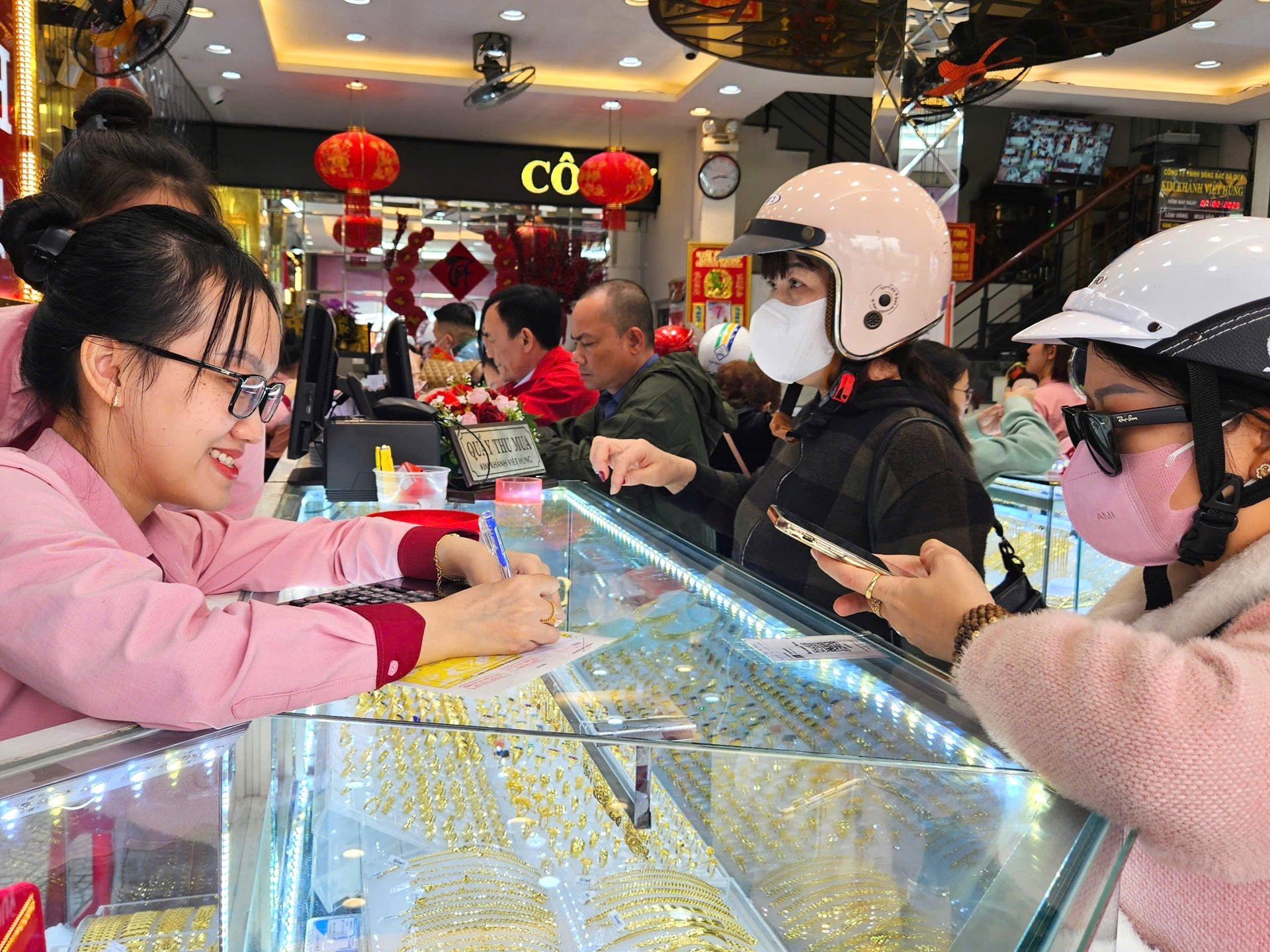 Người dân xếp hàng từ sáng sớm để mua vàng tại một chi nhánh của Kim Khánh Việt Hùng, cho thấy nhu cầu cao đối với vàng Thần Tài.