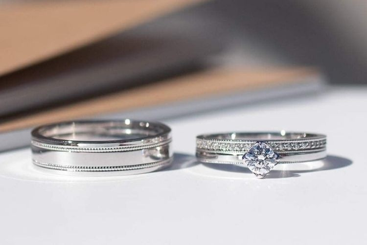 Nhẫn cưới vàng trắng đính đá sang trọng