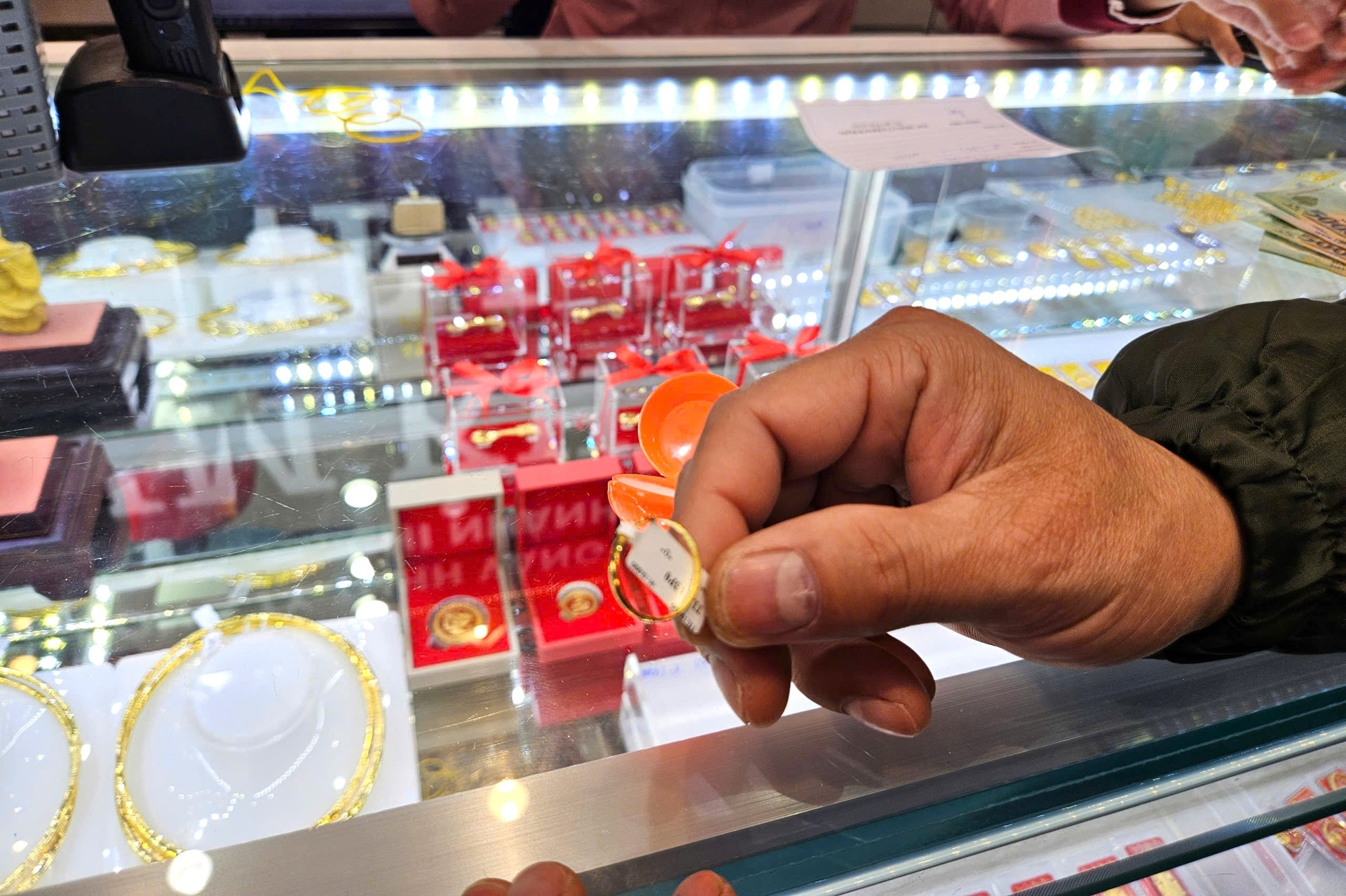 Nhiều mẫu nhẫn trơn được khách hàng Kim Khánh Việt Hùng lựa chọn mua trong ngày Vía Thần Tài, biểu trưng cho sự may mắn.