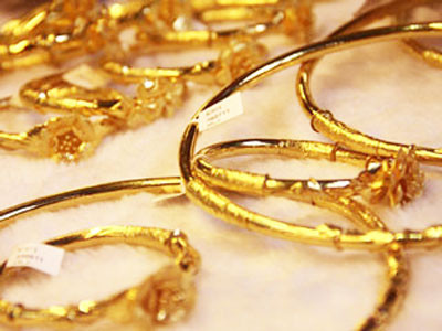 Những thanh vàng miếng SJC sáng bóng xếp chồng, tượng trưng cho sự ổn định của giá vàng nhẫn năm 2015