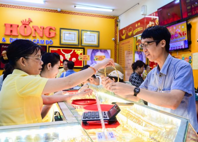 Những thỏi vàng lấp lánh tượng trưng cho giá vàng ngày 25 tháng 2 năm 2025 đang tiến gần đỉnh cao mới trên thị trường quốc tế.