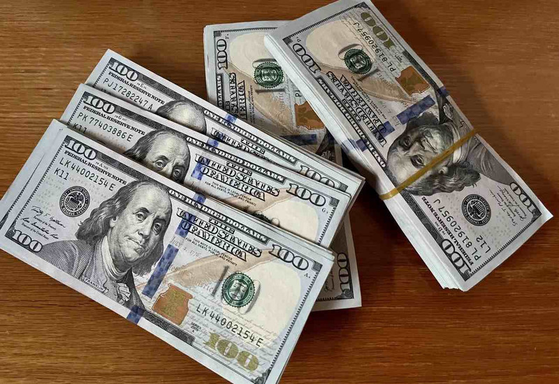 Những tờ đô la Mỹ thể hiện giá trị của '1 vé', một cách gọi phổ biến khi quy đổi tiền tệ quốc tế sang tiền Việt Nam