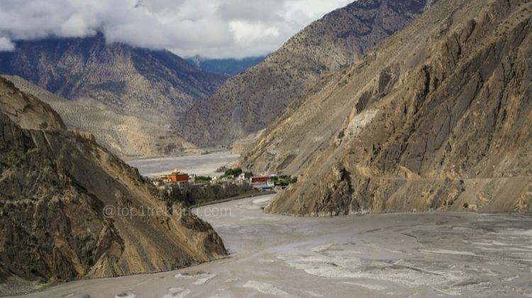 Phong cảnh độc đáo của vùng Mustang, Nepal với núi đá và làng cổ