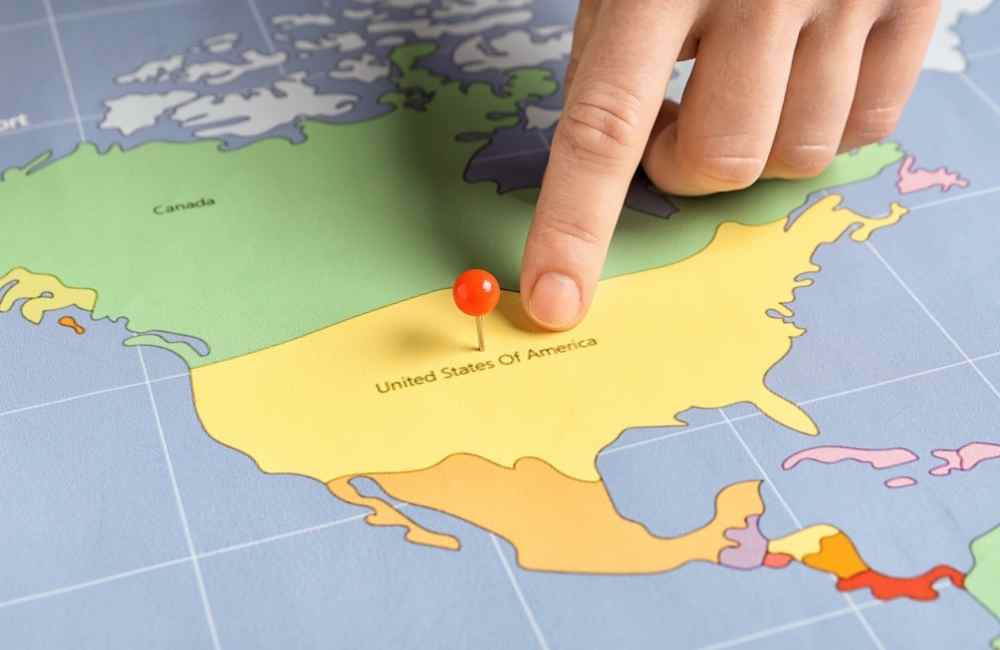 Quả địa cầu thể hiện vị trí địa lý chiến lược của nước Mỹ, giáp Đại Tây Dương và Thái Bình Dương