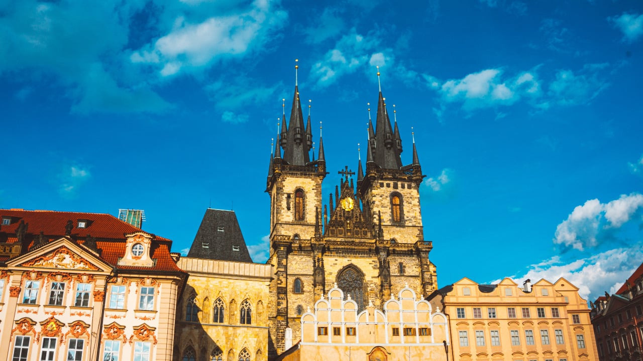 Quảng trường Phố cổ Prague với Nhà thờ Đức Bà Týn và Đồng hồ Thiên văn, điểm nhấn lịch sử của vùng Tiệp Khắc cũ