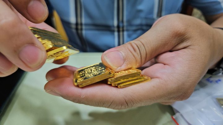 Thị trường vàng miếng SJC và vàng nhẫn tại Việt Nam biến động mạnh trong tuần qua, phản ánh xu hướng thị trường kim loại quý.