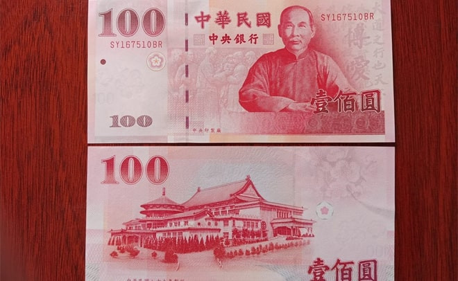 Tờ tiền 100 Tân Đài Tệ biểu thị giá trị quy đổi sang Việt Nam Đồng