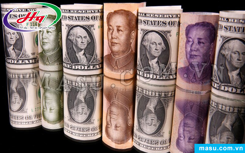 Tờ tiền Nhân dân tệ Trung Quốc đặt cạnh các đồng tiền ngoại tệ lớn khác trên thế giới, thể hiện tỷ giá so sánh.