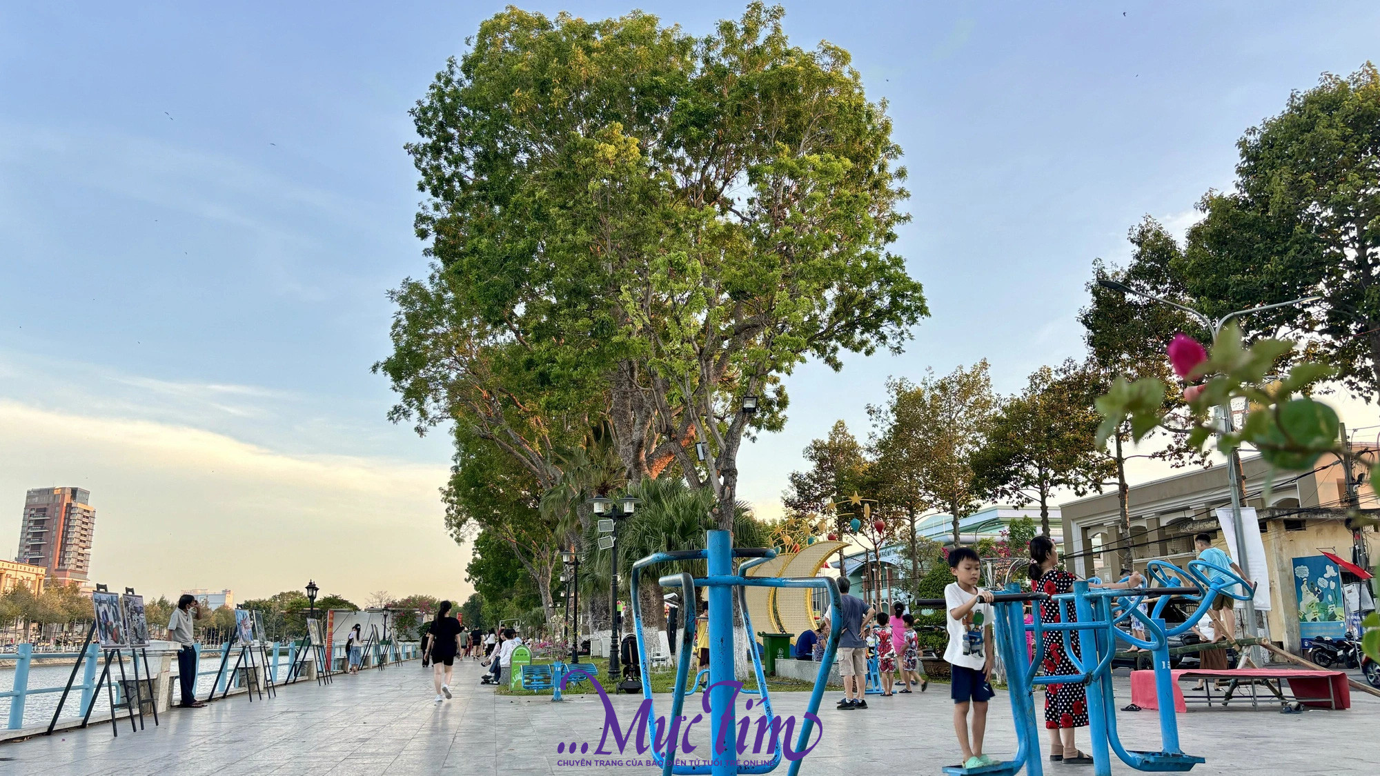 Toàn cảnh khu vực Giếng Nước Mỹ Tho sôi động với người dân và du khách