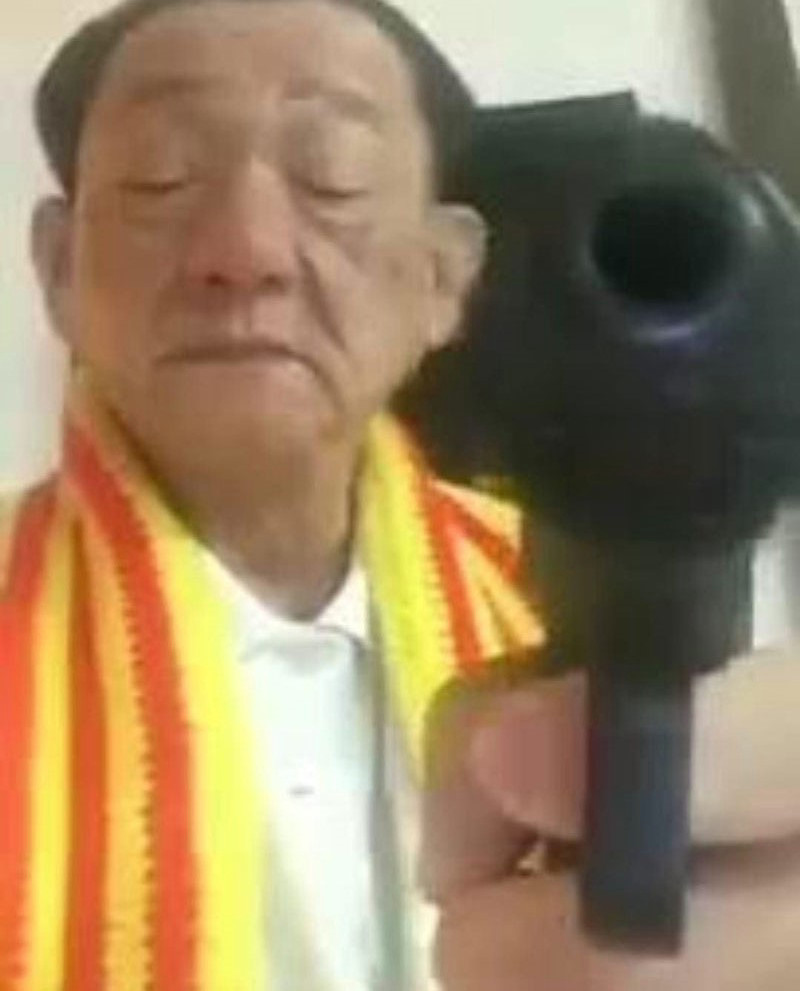 Trần Dần với cử chỉ "bắn súng" đã trở thành meme