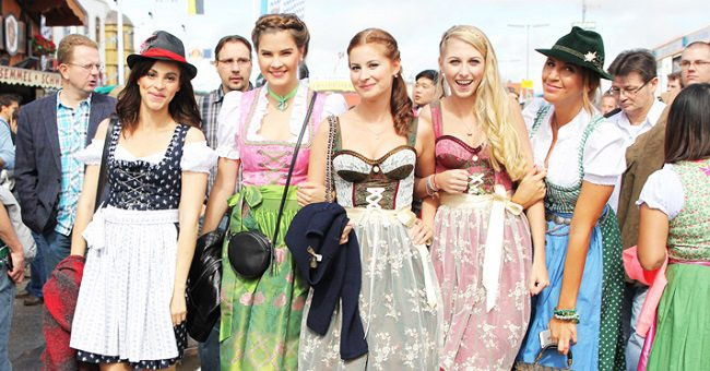 Trang phục truyền thống Dirndl và Lederhosen của Đức, biểu tượng văn hóa đặc sắc của Deutsch
