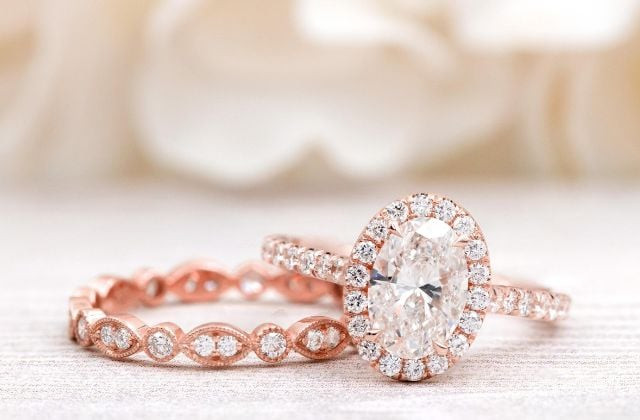 Vàng hồng là hợp kim quý phái được pha trộn từ vàng nguyên chất và đồng, tạo nên sắc hồng đặc trưng