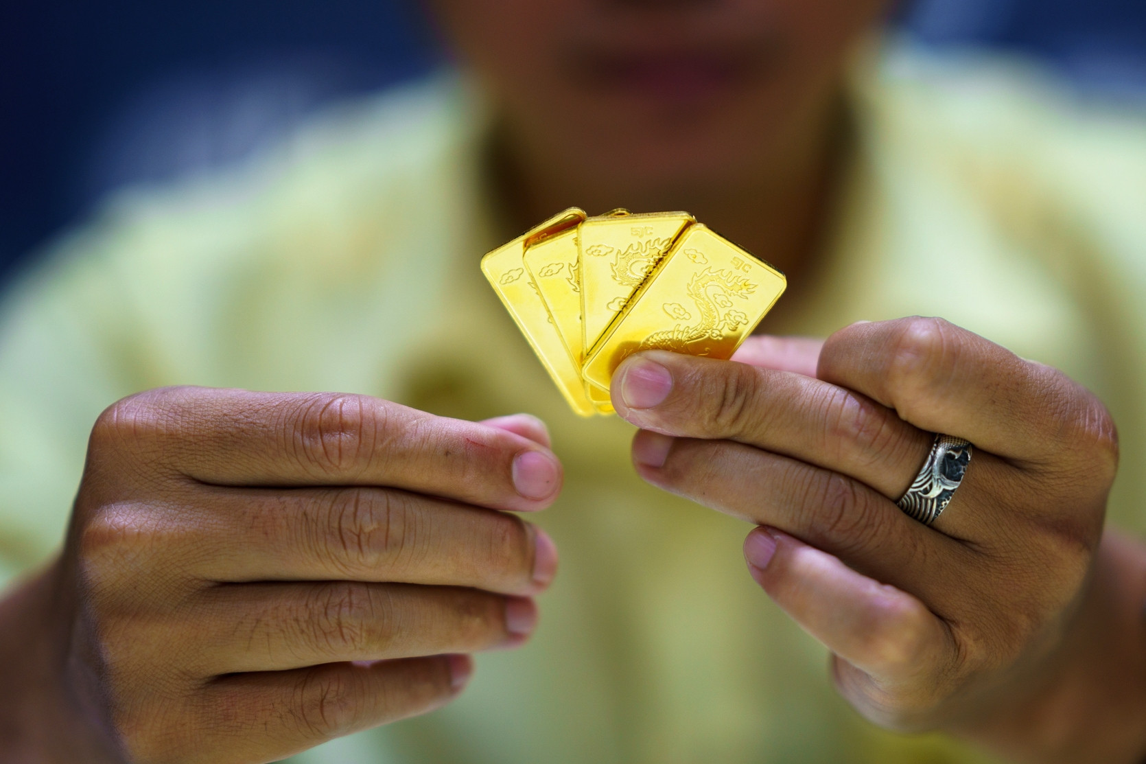 Vàng miếng SJC xếp chồng, biểu tượng của sự tăng giá và tích trữ tài sản an toàn trong bối cảnh giá vàng lập đỉnh