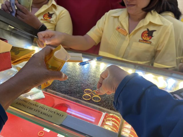 Vàng nhẫn tăng giá, khách hàng xếp hàng mua sắm tại cửa hàng