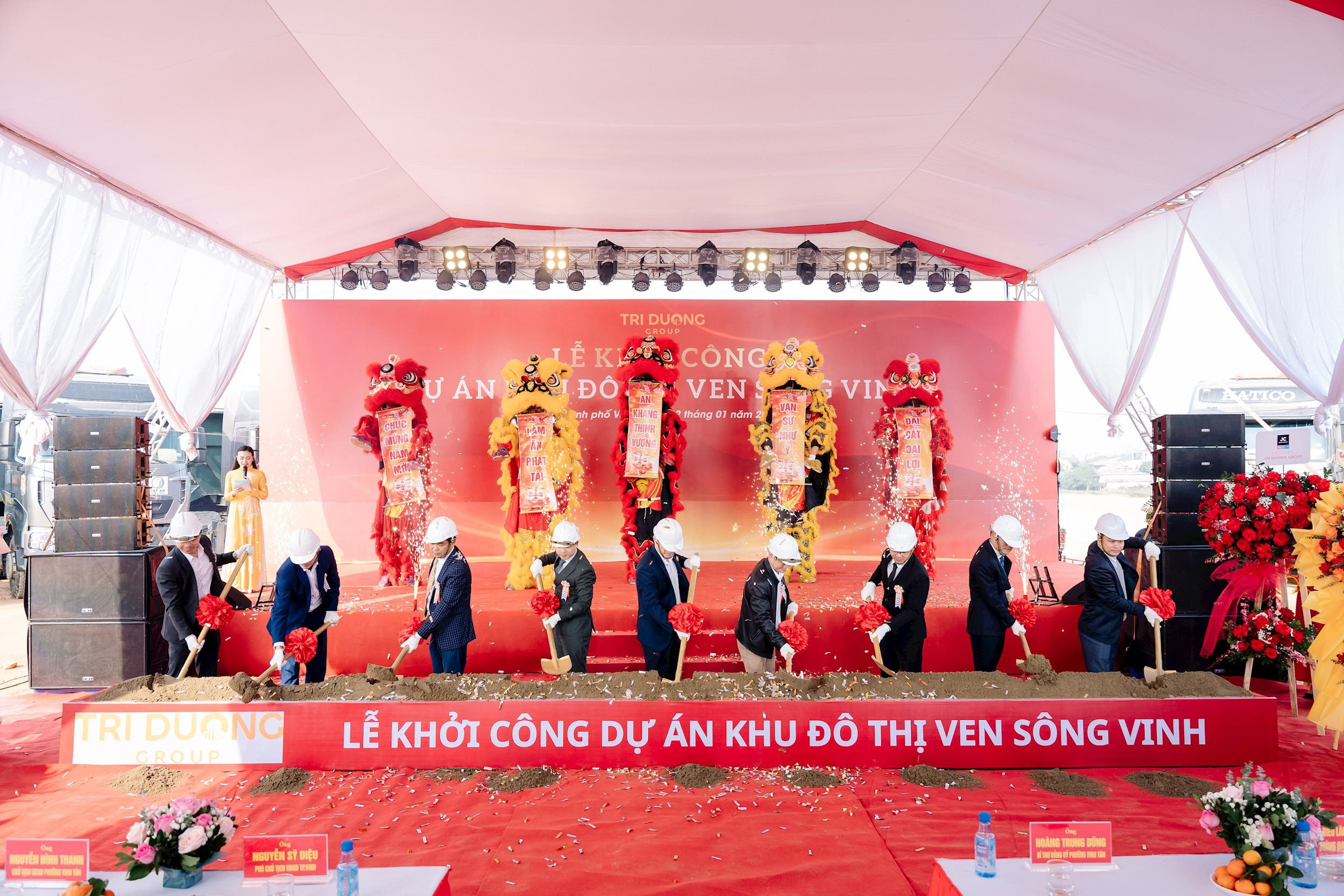 Các đại biểu cấp cao thực hiện nghi thức khởi công dự án khu đô thị ven sông Vinh, đánh dấu bước phát triển mới