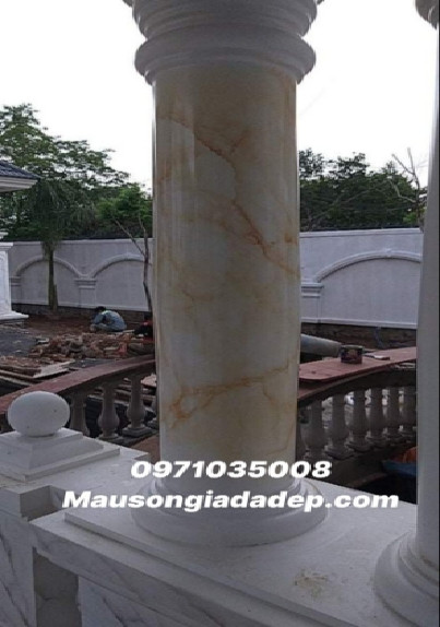 Cận cảnh họa tiết giả đá cẩm thạch vàng, tượng trưng cho những tài sản có giá trị cao như vàng, ảnh hưởng đến giá vàng Ngọc Sơn.