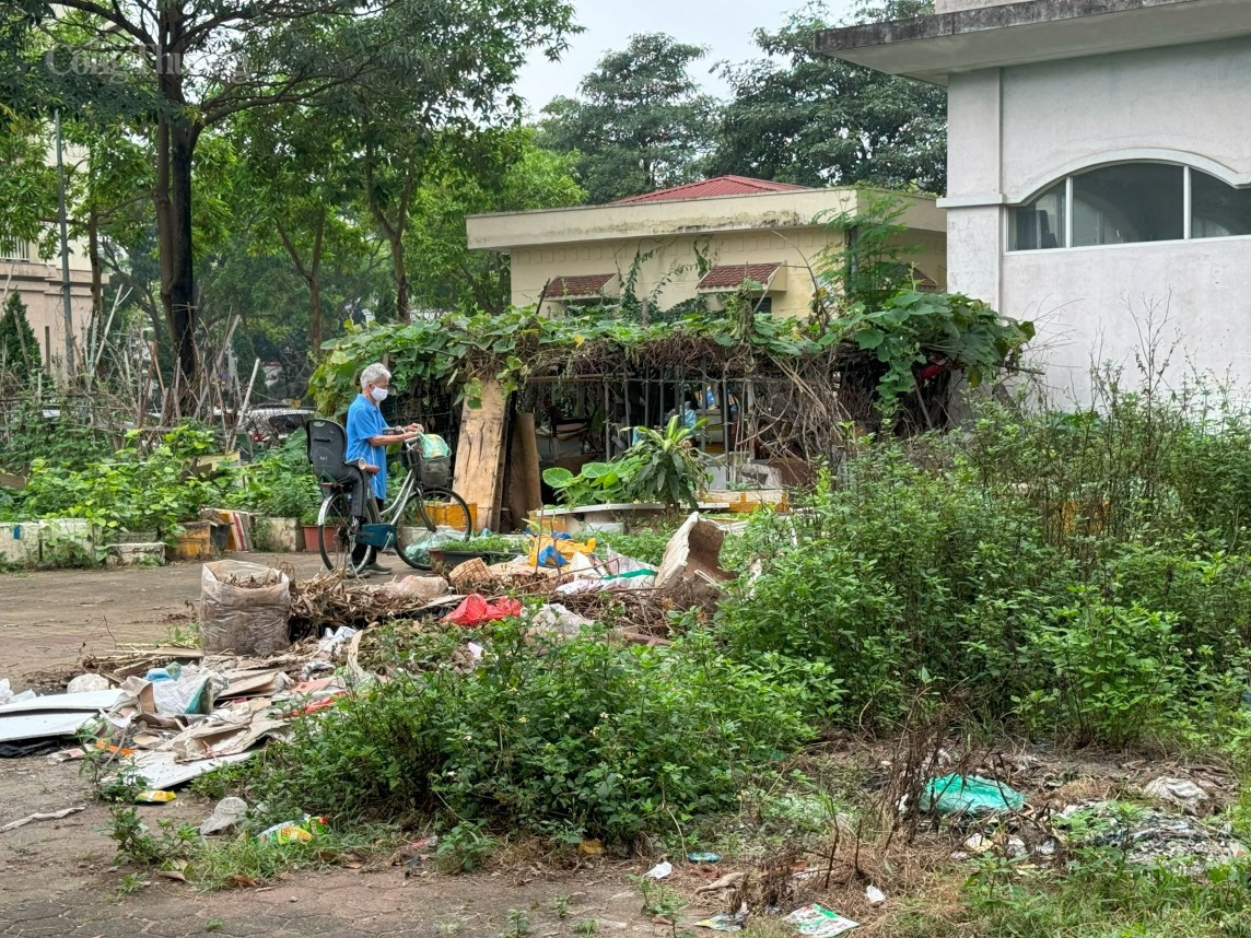 Cầu thang và nội thất hư hại tại khu đô thị Sài Đồng