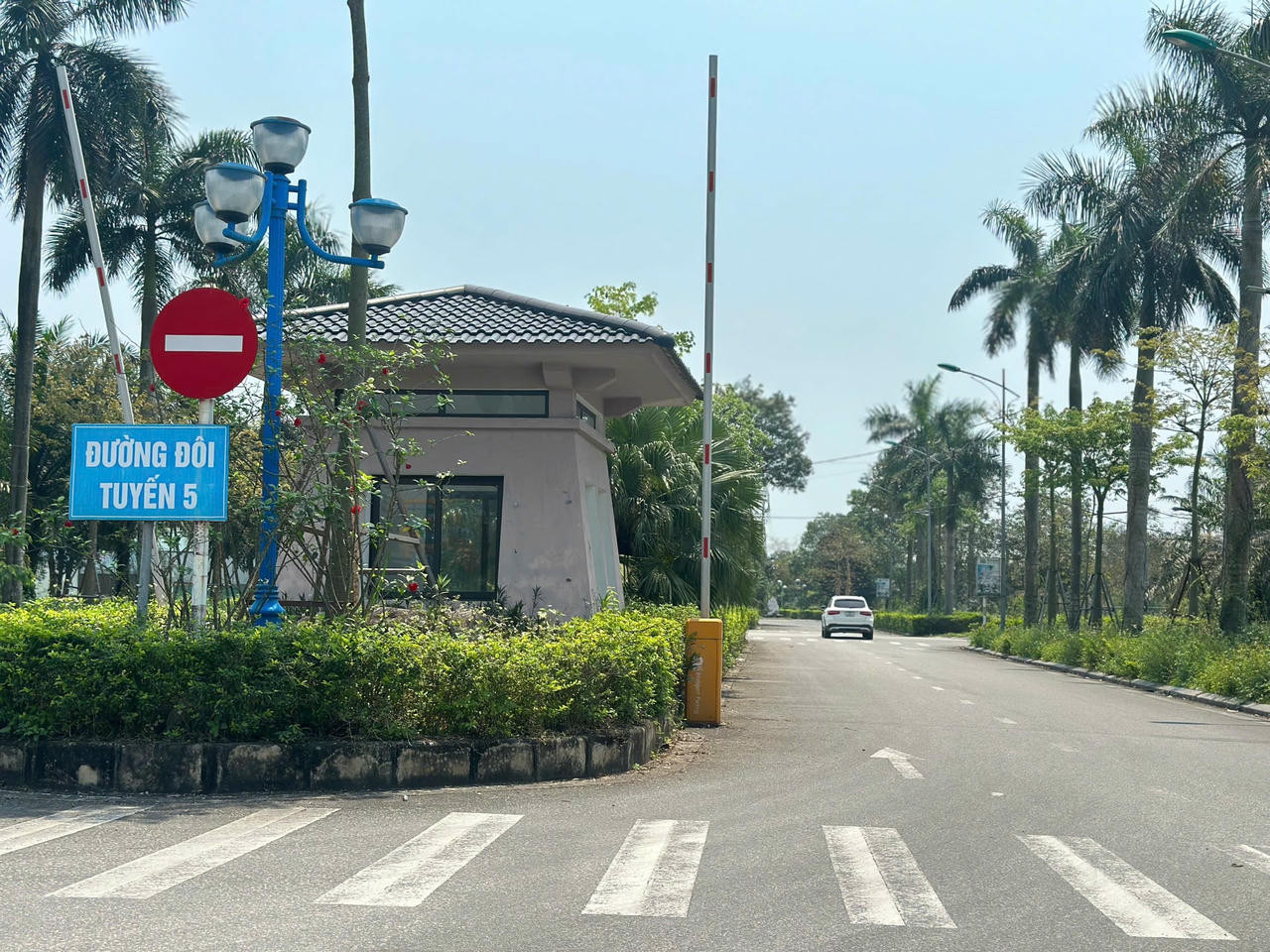 Cổng gác chắn bảo vệ trong Khu đô thị Xuân An không có người trông coi, biểu tượng cho sự thiếu vắng quản lý và an ninh