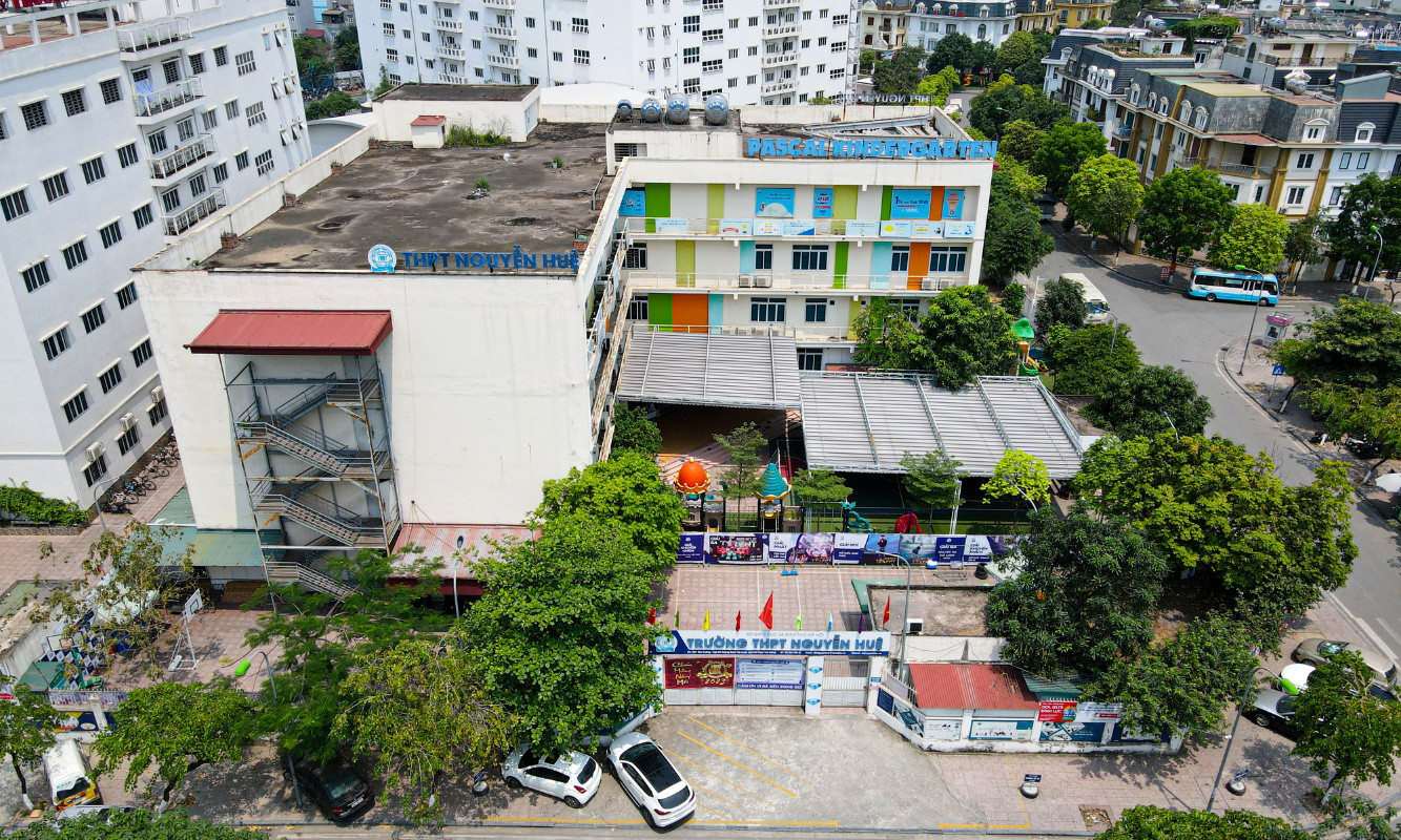 Cổng trường THPT Nguyễn Huệ, một trong những cơ sở giáo dục chất lượng cao tại khu đô thị Nam Cường Cổ Nhuế