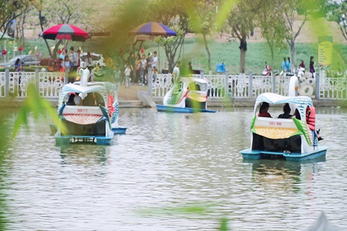 Du khách tham gia các hoạt động vui chơi giải trí tại khu đô thị sinh thái Đan Phượng