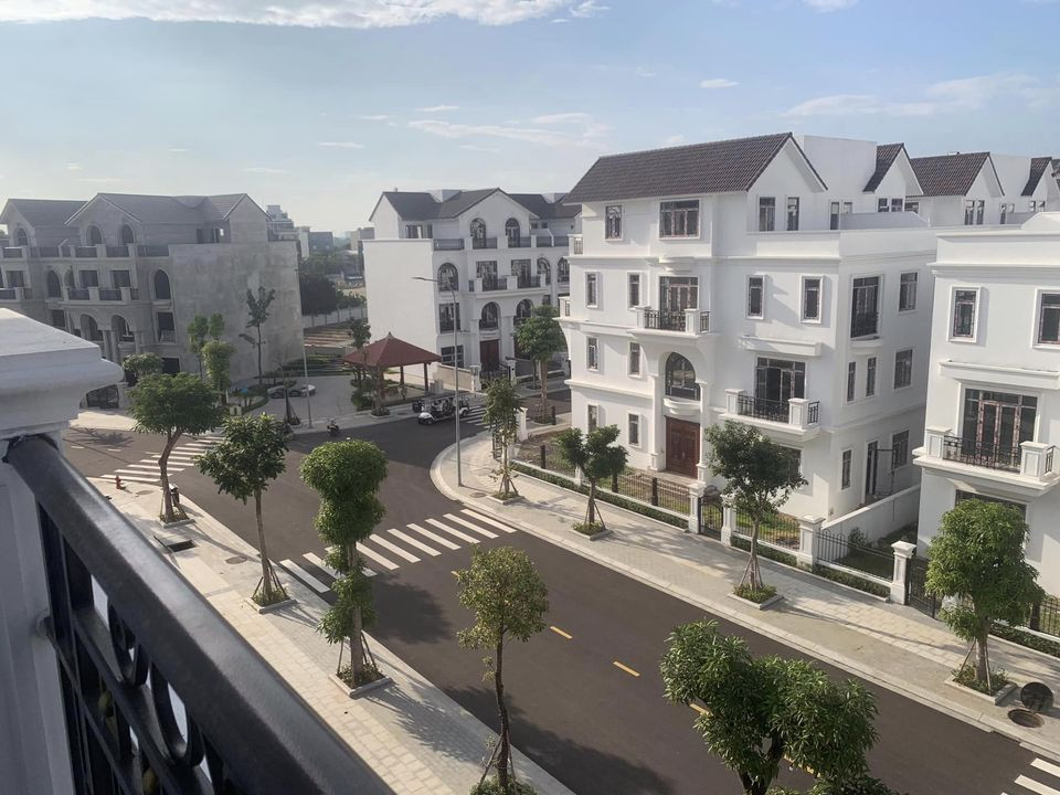 Đường dạo bộ rợp bóng cây xanh tại khu đô thị Mạnh Đức