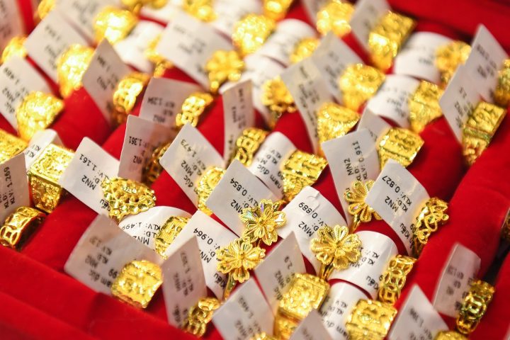 Giao dịch vàng miếng SJC và vàng nhẫn tại thị trường Việt Nam